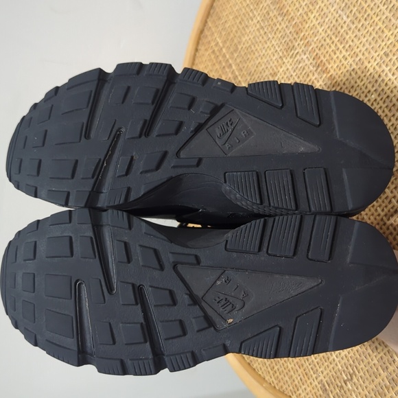 Nike Air Huarache Run Sneaker Women's Size 6 Black Tennis Shoes - Picture 8 of 8